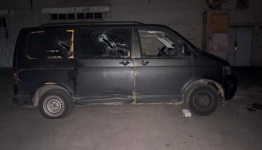 Пошкоджений службовий автомобіль ТЦК із вибитими вікнами та фарами