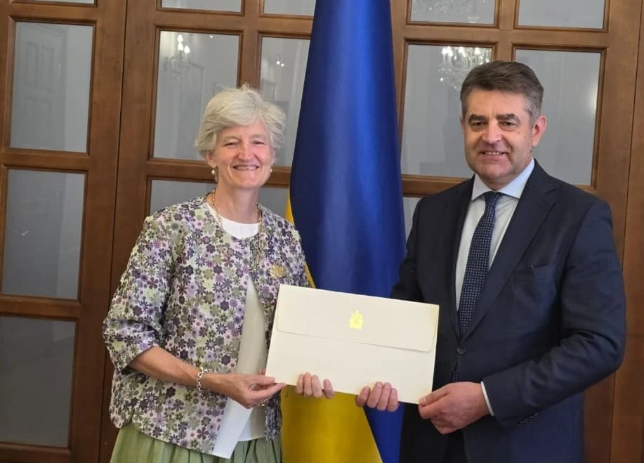 Зустріч Євгена Перебийноса з Тамарою Мовгінні під час вручення копій вірчих грамот у МЗС