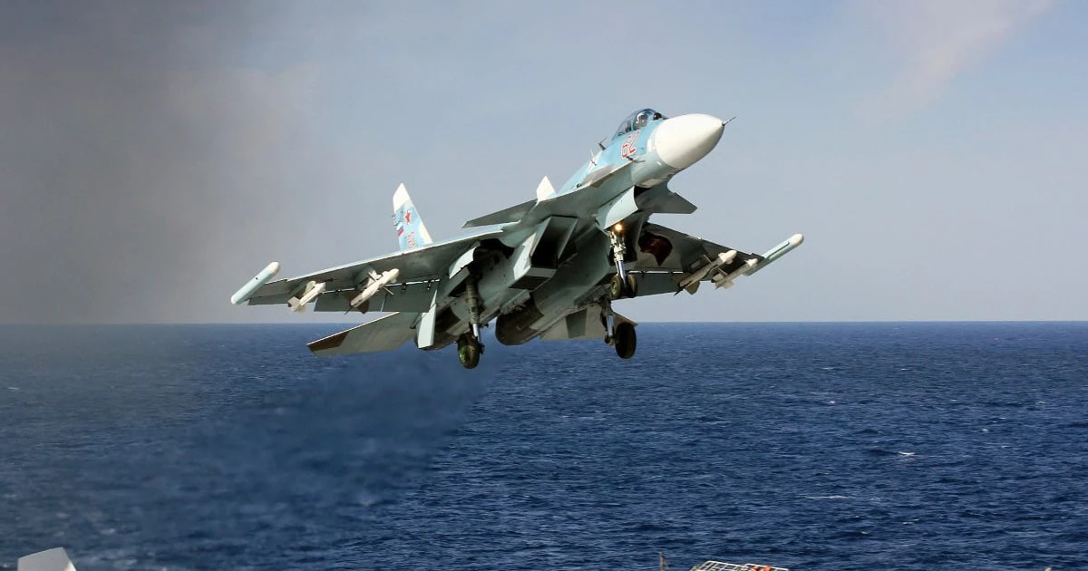 Російський винищувач Су-33 на аеродромі у Вітязєво