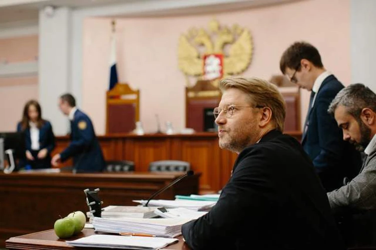 Голова партії «Яблуко» Микола Рибаков спілкується з журналістами та прихильниками після рішення Верховного суду Росії про