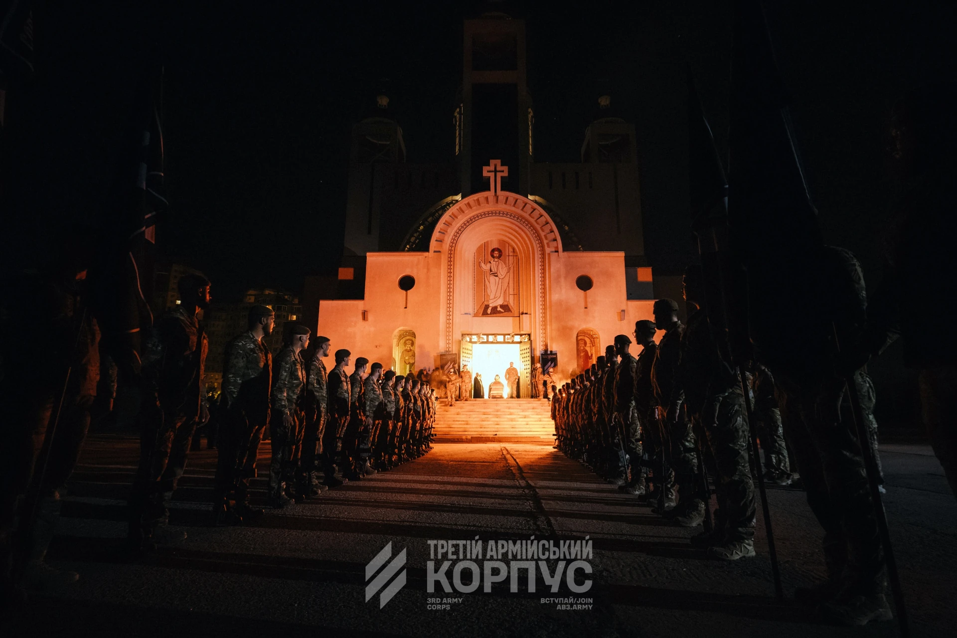 Домовина з прахом полковника Євгена Коновальця на оригінальному бронеавтомобілі Austin біля Патріаршого собору Воскресіння