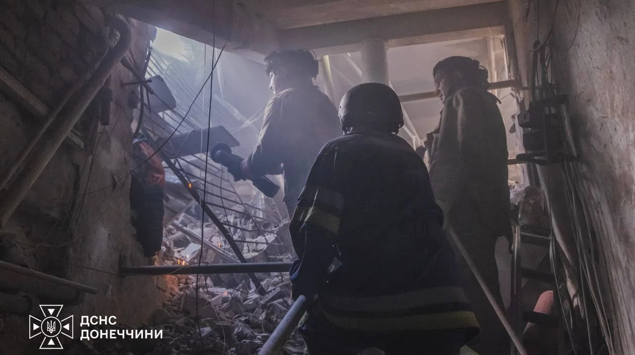 Рятувальники деблокують тіло з-під завалів торговельного центру в Краматорську (фото ДСНС).