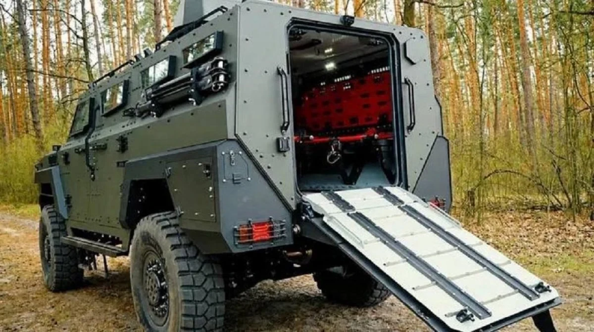 Броньована медична машина та наземний роботизований комплекс на полі бою