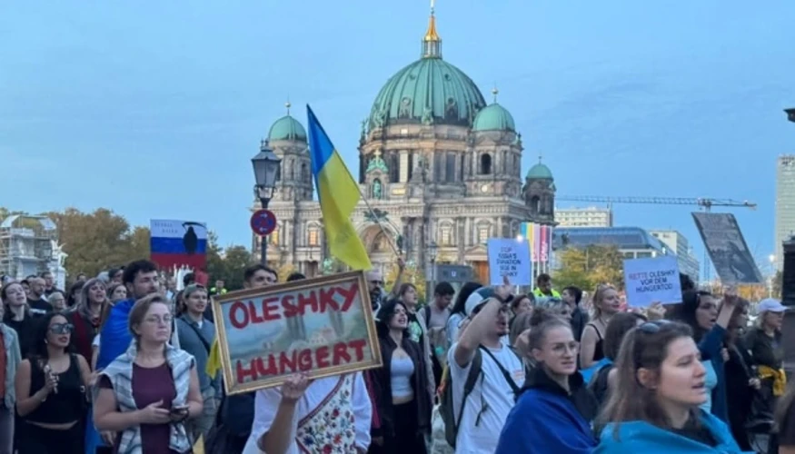 Колона учасників маршу Vitsche Berlin у центрі Берліна з плакатами на підтримку жителів окупованих Олешок