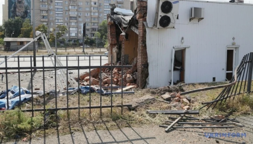 Наслідки атаки росіян на АЗС у Києві (фото ДСНС України)