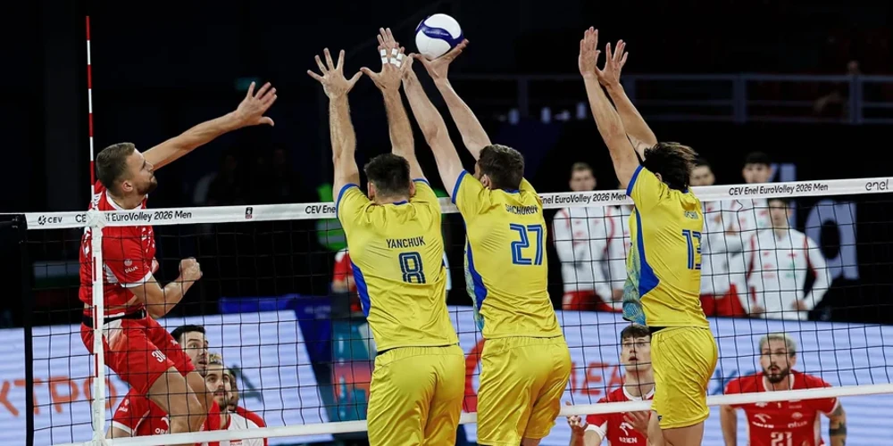 Волейбольний м'яч на тлі майданчика з сіткою під час чемпіонату Європи-2026
