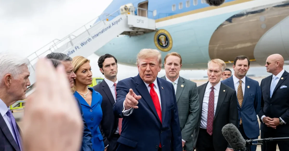 Президент США Дональд Трамп під час спілкування з журналістами у Білому домі